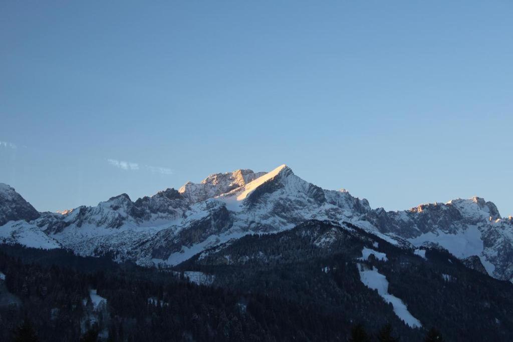 Pfeiffer Alm Am Sonnenhang Mit Blick Auf Die Zugspitze Garmisch-Partenkirchen Exterior photo