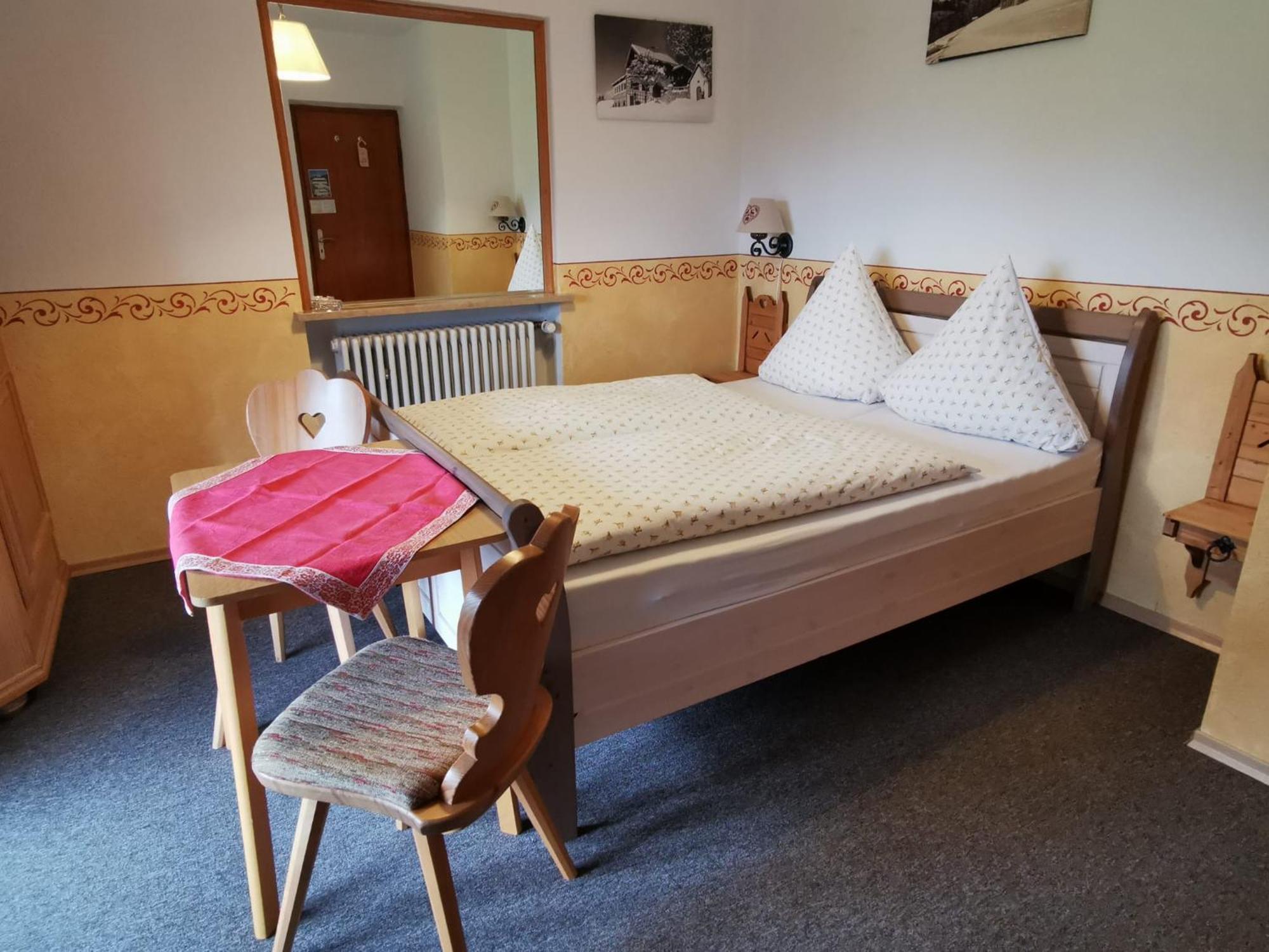 Pfeiffer Alm Am Sonnenhang Mit Blick Auf Die Zugspitze Garmisch-Partenkirchen Room photo